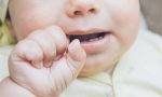 孩子几个月长牙算正常？0-3岁宝宝出牙顺序图，你家娃长对了吗