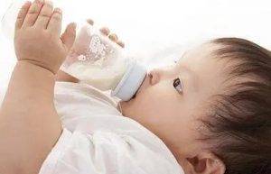 宝宝换奶粉的正确方法（讲解给宝宝正确转奶的方法）缩略图